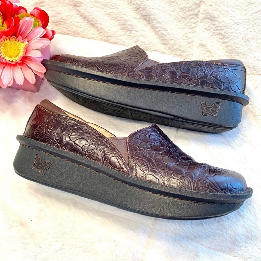 38 8-8.5 ALEGRIA  Debra Bordeaux leather in a floral butterfly pattern